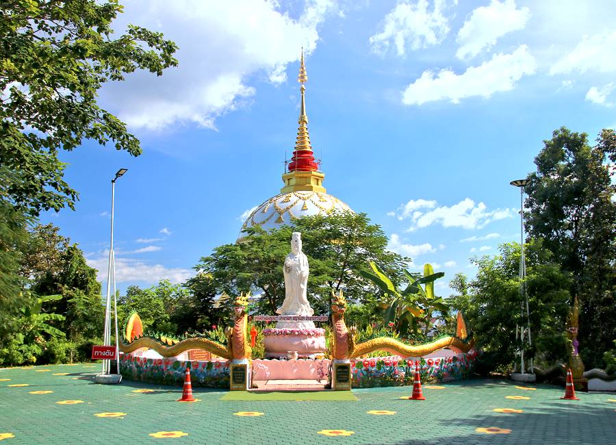 Weiße Pagode mit Buddhafigur und Naga-Schlangen am Wat Phra That Doi Saket