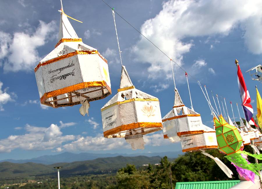 Papierlaternen mit Gebetssprüchen am Wat Phra That Doi Saket