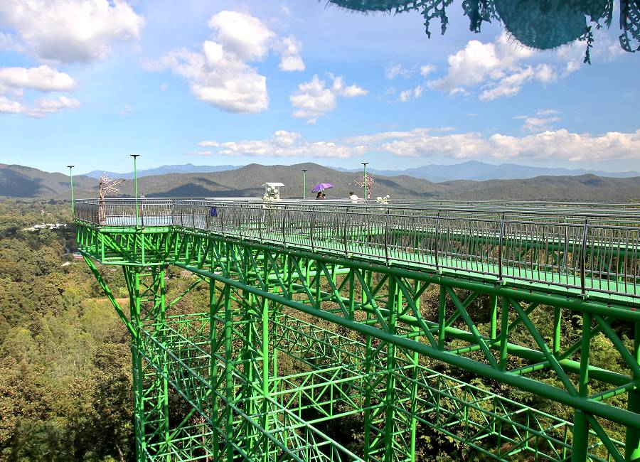 Gläserner Skywalk mit Stahlkonstruktion am Wat Phra That Doi Saket