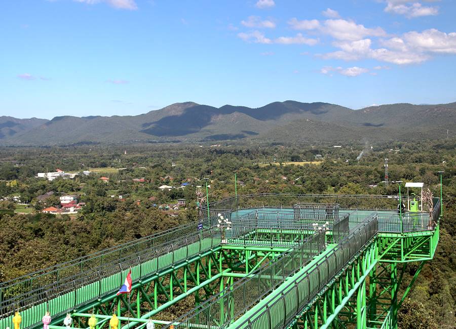 Blick vom Skywalk auf die Berglandschaft von Doi Saket