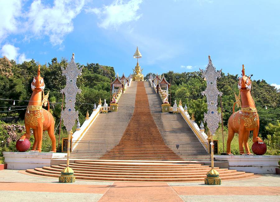Treppenaufgang zum Big Buddha Wat Phra That Doi Saket