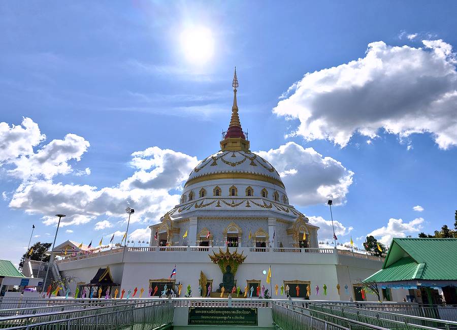 Blick vom Skywalk auf die Pagode des Wat Phra That Doi Saket
