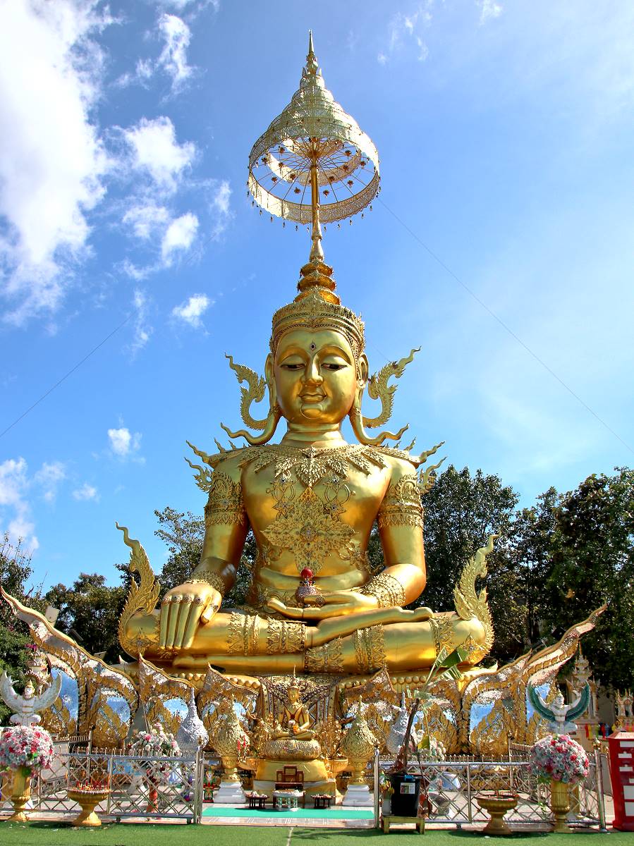 Großer Buddha oberhalb des Wat Phra That Doi Saket mit Blick über Chiang Mai