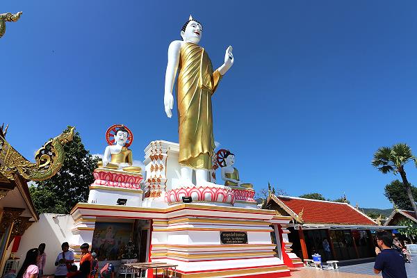 Stehende Buddha-Statue im Wat Phra That Doi Kham