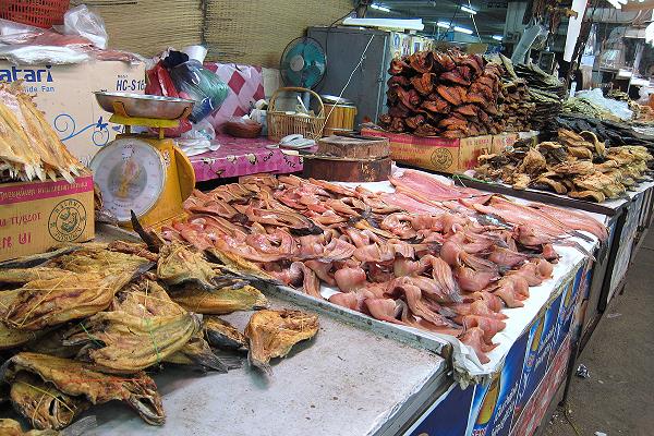 Getrockneter Fisch im Warorot Markt Chiang Mai – Fischhalle