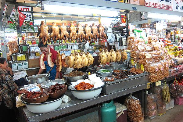 Streetfood: Gebratene Ente im Warorot Markt Chiang Mai
