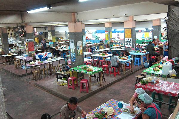 Food-Court mit Garküchen im Warorot Markt Chiang Mai