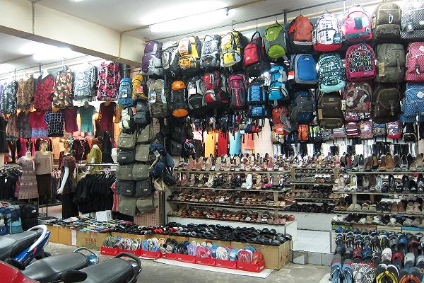 Taschen und Rucksäcke am Warorot Markt Chiang Mai