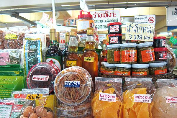 Exotische Snacks – getrocknete Früchte und Insekten im Warorot Markt Chiang Mai