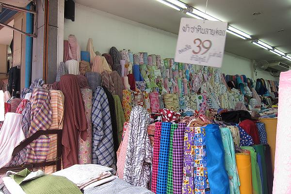 Textilien und Stoffe auf dem Warorot Markt Chiang Mai