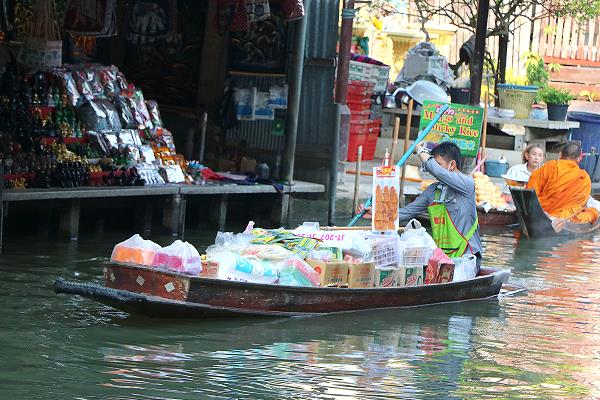 Damnoen Saduak Floating Market