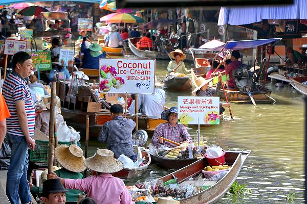 Damnoen Saduak Floating Market