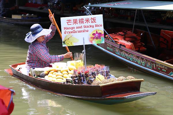 Damnoen Saduak Floating Market