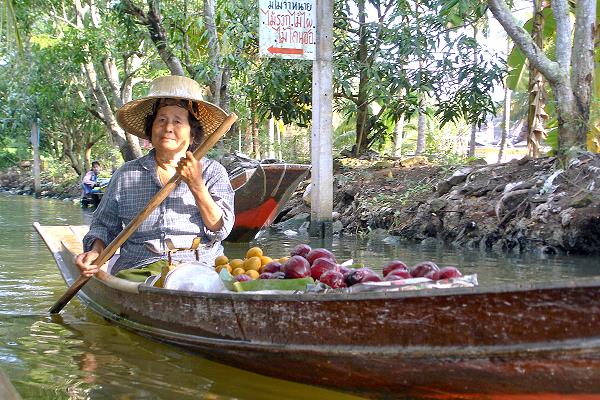 Damnoen Saduak Floating Market