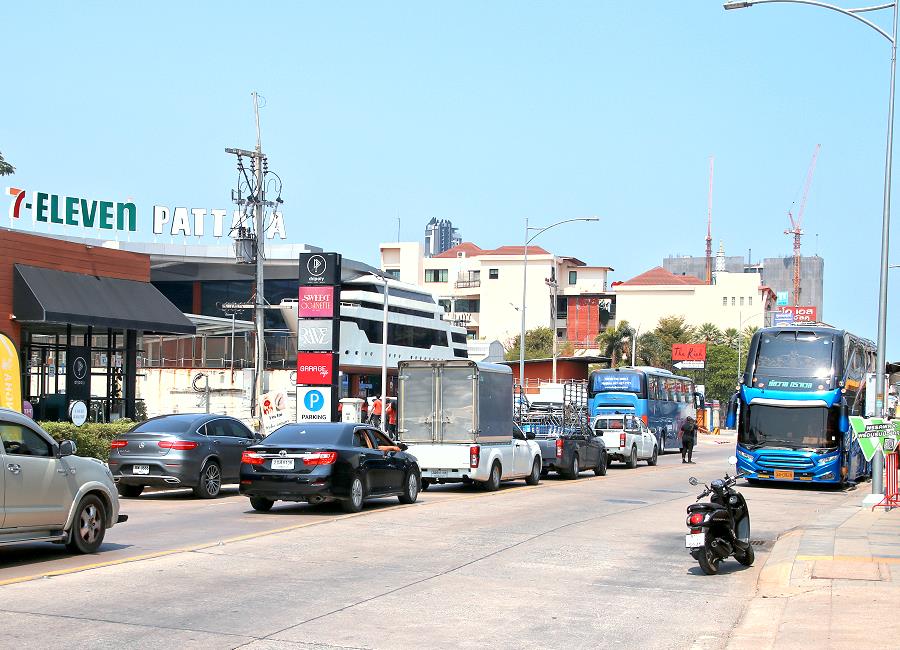 Reisebusse vor dem größten 7-Eleven in Pattaya