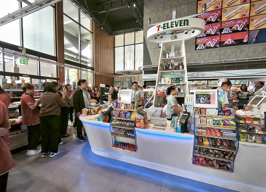 Kassenbereich im größten 7-Eleven in Thailand