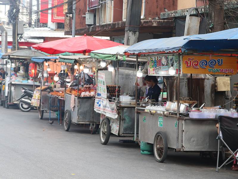 Reihe von Garküchen auf dem Abendmarkt in Chanthaburi