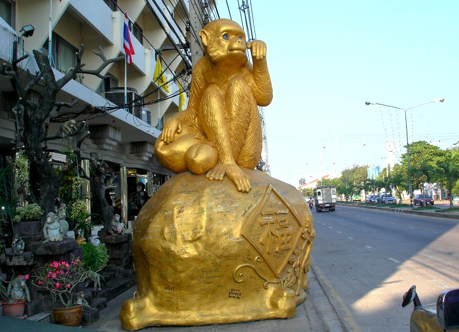 Affenstatue vor einem Hotel in Lopburi Thailand