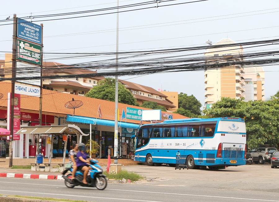 Airport Pattaya Bus an der Haltestelle in Jomtien