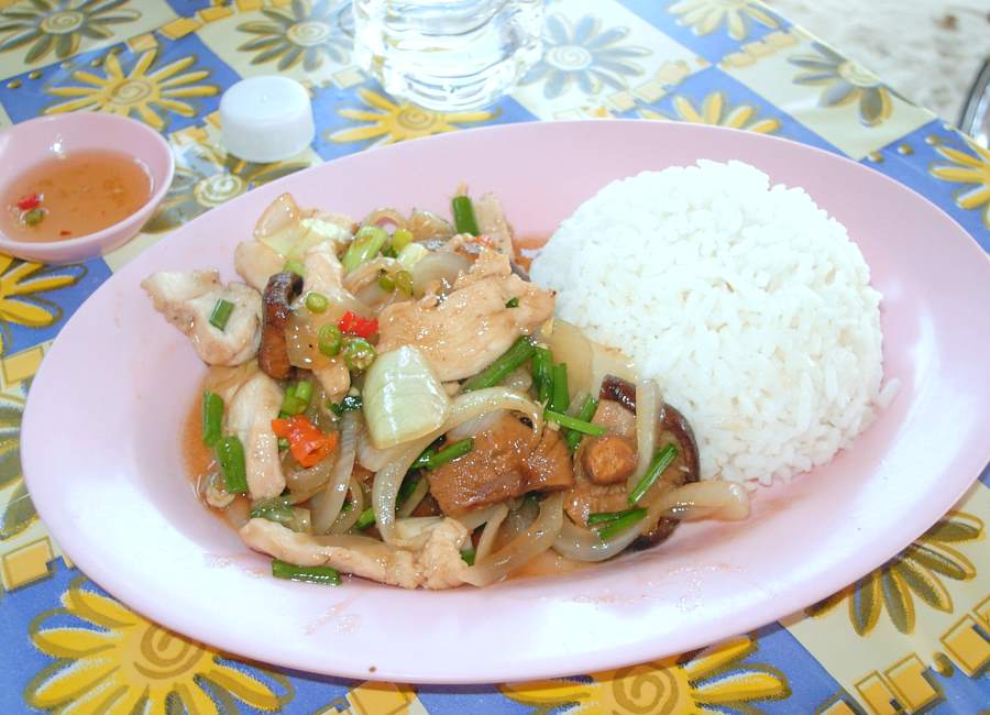 Traditionelles thailändisches Essen am Ao Manao Strand in Prachuap Khiri Khan