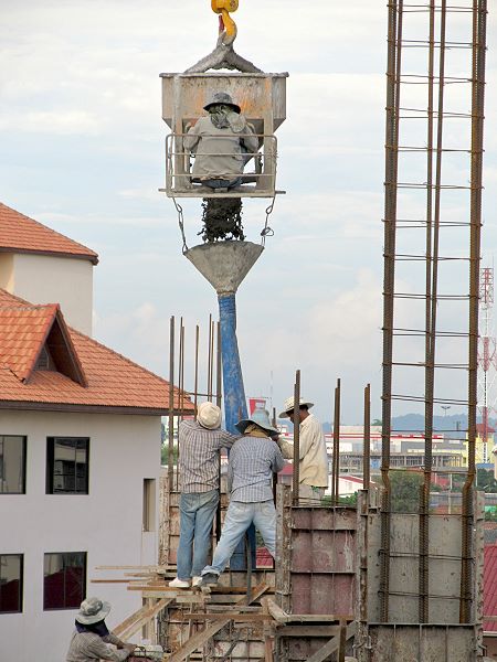 Unsichere Arbeitsbedingungen auf einer Baustelle in Thailand