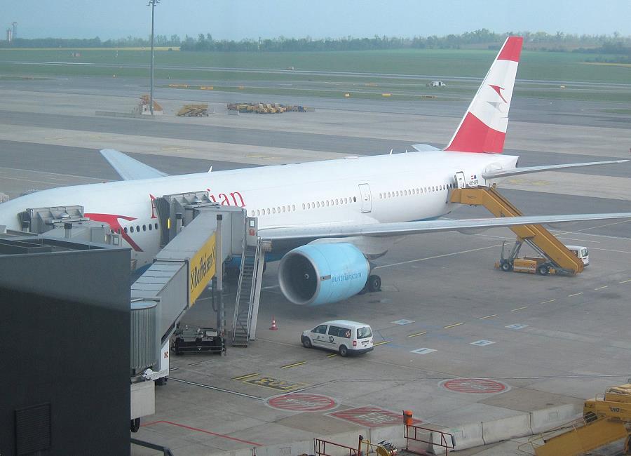 Austrian Airlines Boeing 777-200 am Flughafen vor dem Langstreckenflug OS15 nach Bangkok