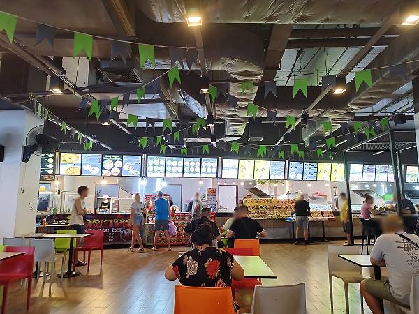 Sitzbereich im Major Food Plaza Pattaya