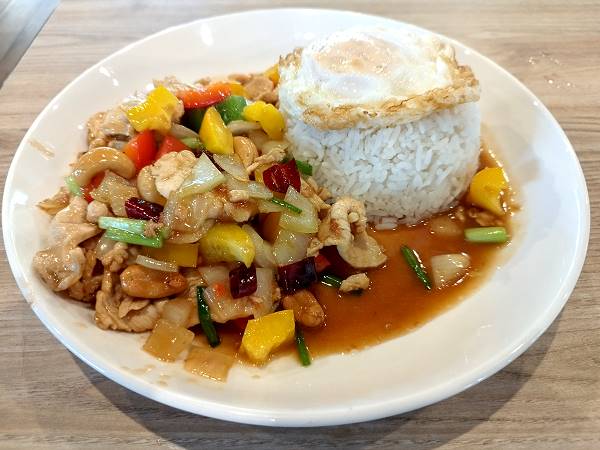 Cashew Chicken mit Reis im Major Food Plaza Pattaya