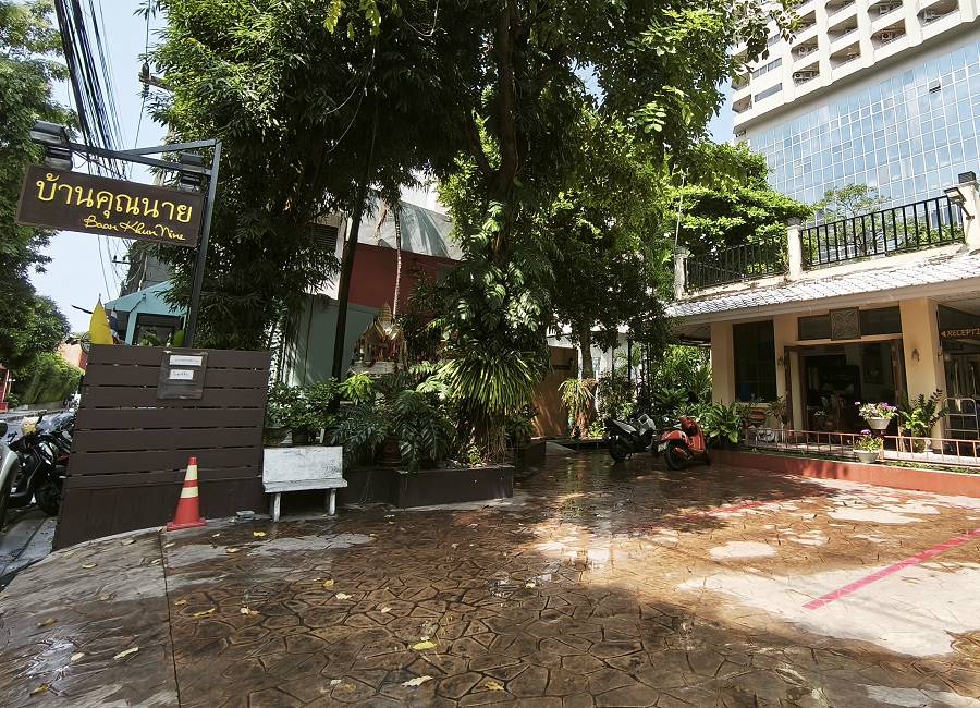 Eingang, Parkplatz und Rezeption des Hotels