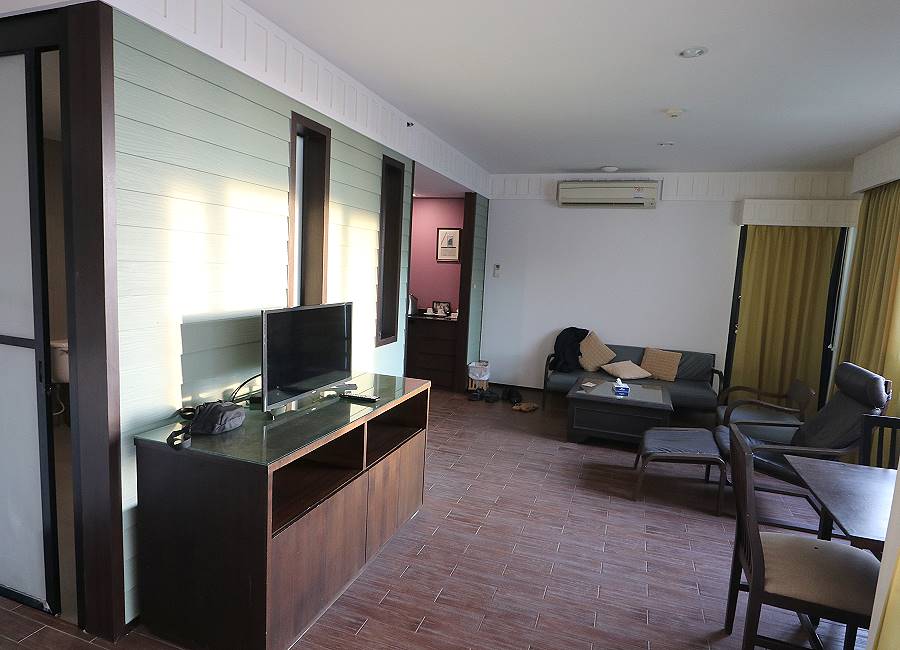 Wohnbereich der Suite mit Fernseher