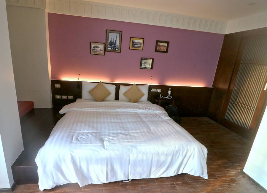 Doppelbett in der Suite des Baan Khun Nine Pattaya