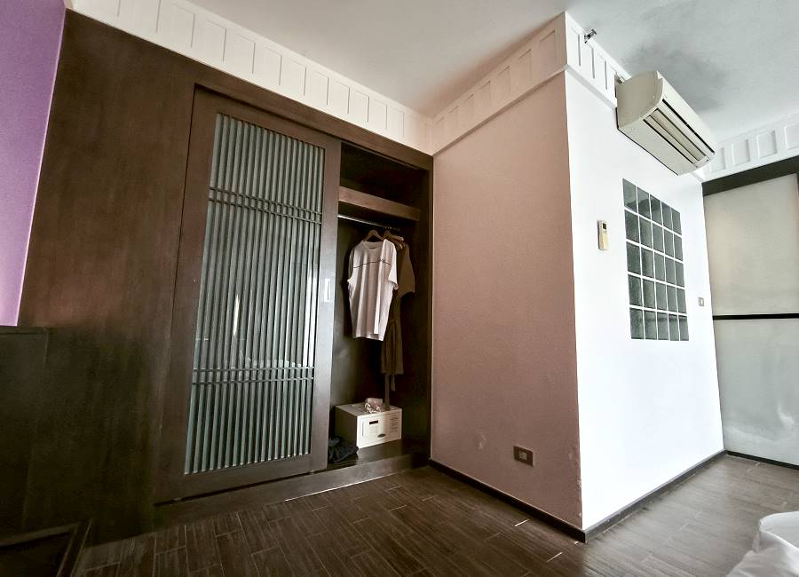 Kleiderschrank mit Safe im Hotelzimmer