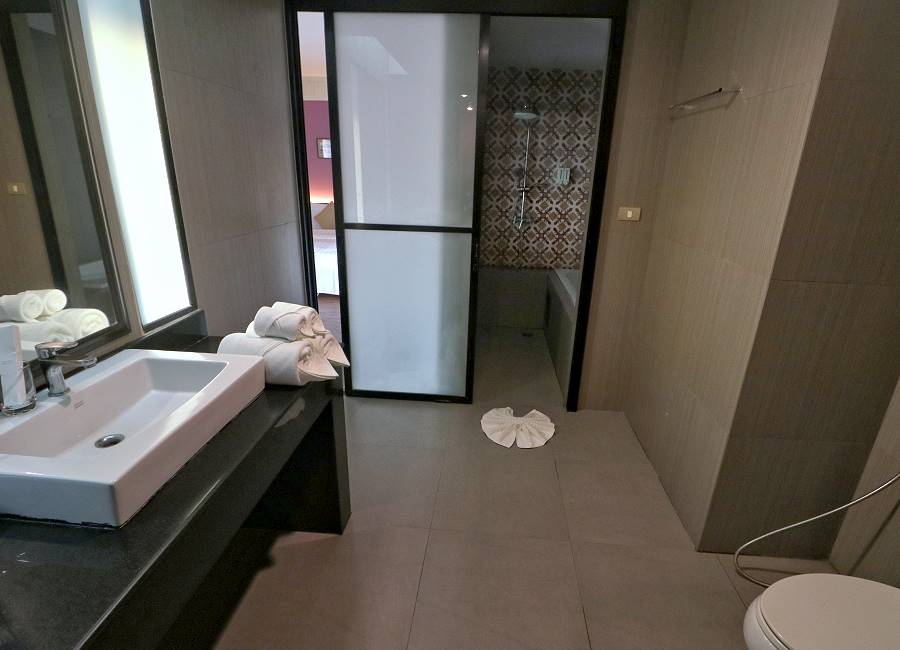 Badezimmer mit Zugang zur Dusche