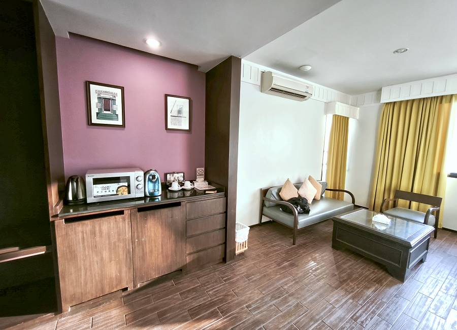 Sitzecke mit Tisch in der Suite