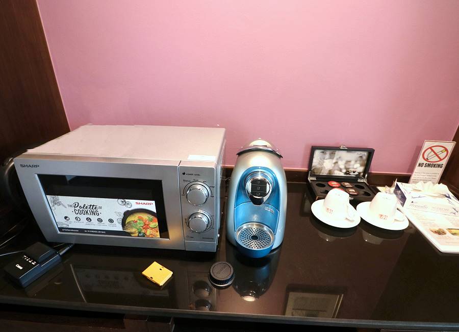 Mikrowelle, Kaffeemaschine und Wasserkocher in der Suite