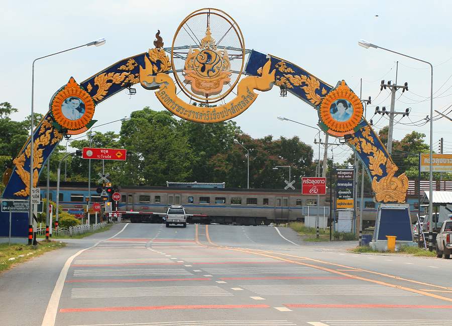 beschrankter bahnübergang in Thailand