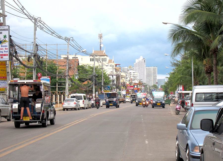 Bahtbusse an der Jomtien Beach Road