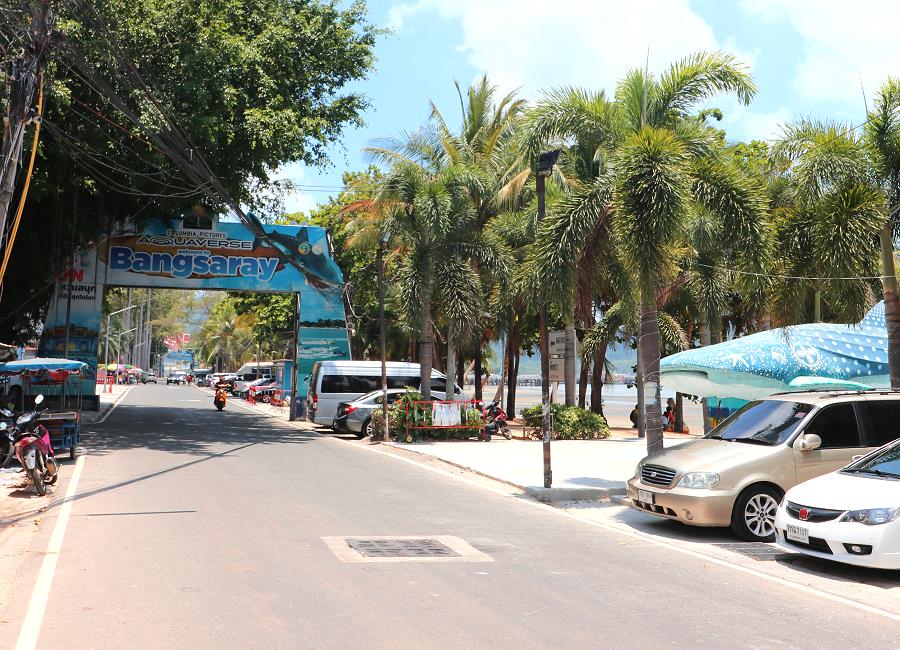 Beach Road in Bang Saray mit Blick auf den Strand