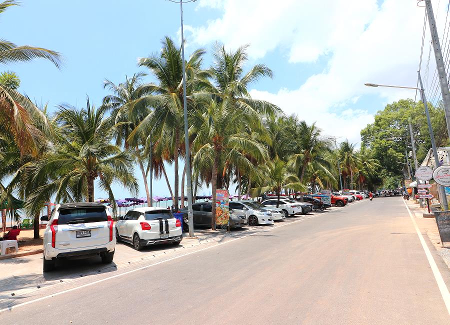 Parkbuchten entlang der Beach Road in Bang Saray