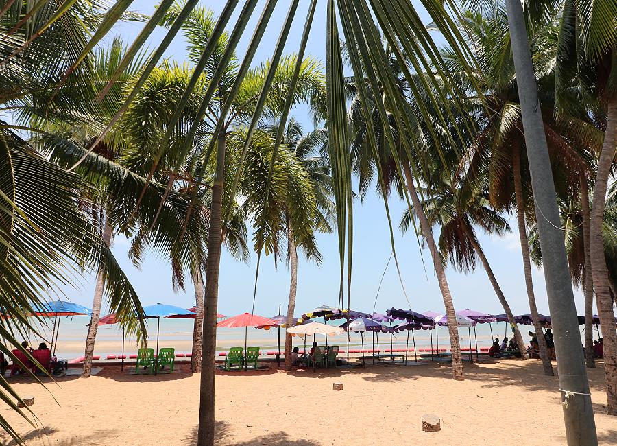 Strandbesucher am Bang Saray Beach beim Entspannen