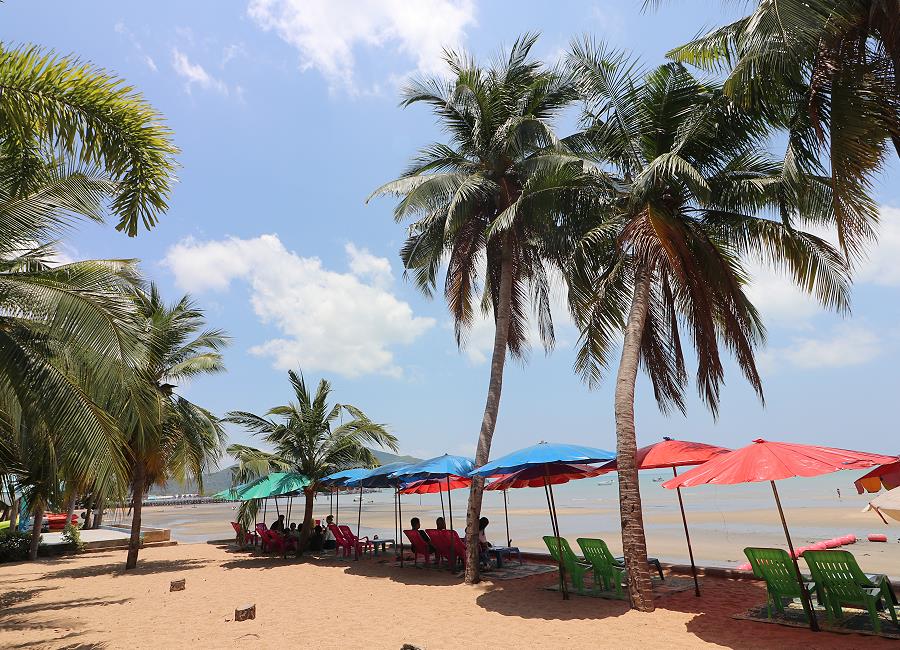 Urlauber entspannen am Strand von Bang Saray bei Pattaya