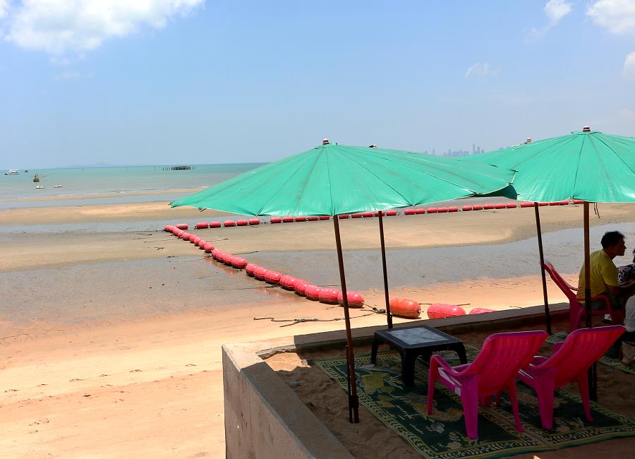 Blick auf das Meer vom Bang Saray Beach südlich von Pattaya