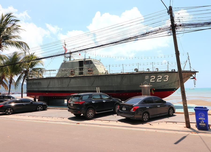 Patrouillenboot der Küstenwache am Bang Saray Strand