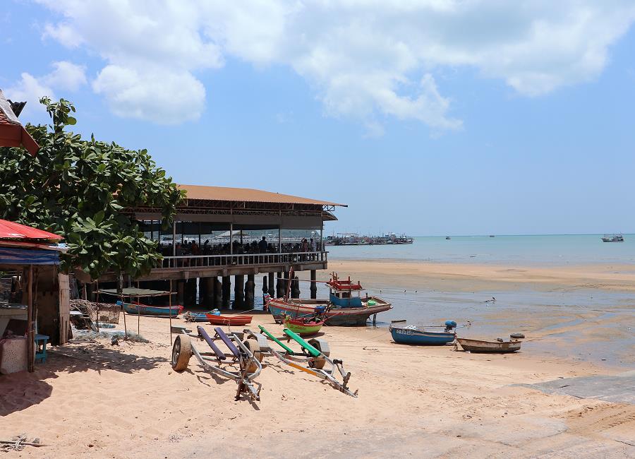 Fischrestaurant auf Stelzen direkt am Meer in Bang Saray
