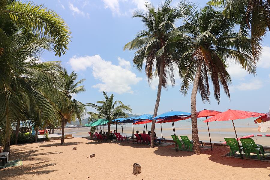 Panorama vom Bang Saray Beach mit Blick auf das Meer