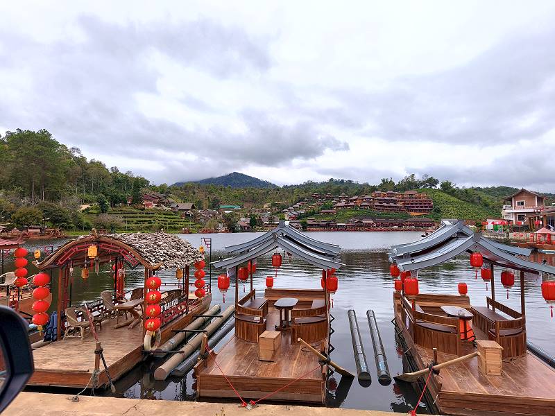 Boote auf dem See von Ban Rak Thai