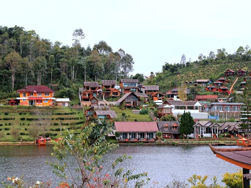 Ban Rak Thai Dorfzentrum am See