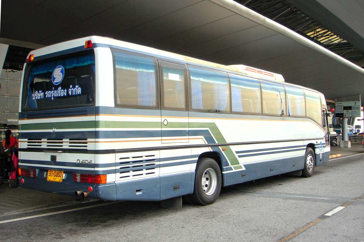 Bell Travel Bus am Suvarnabhumi Flughafen Bangkok