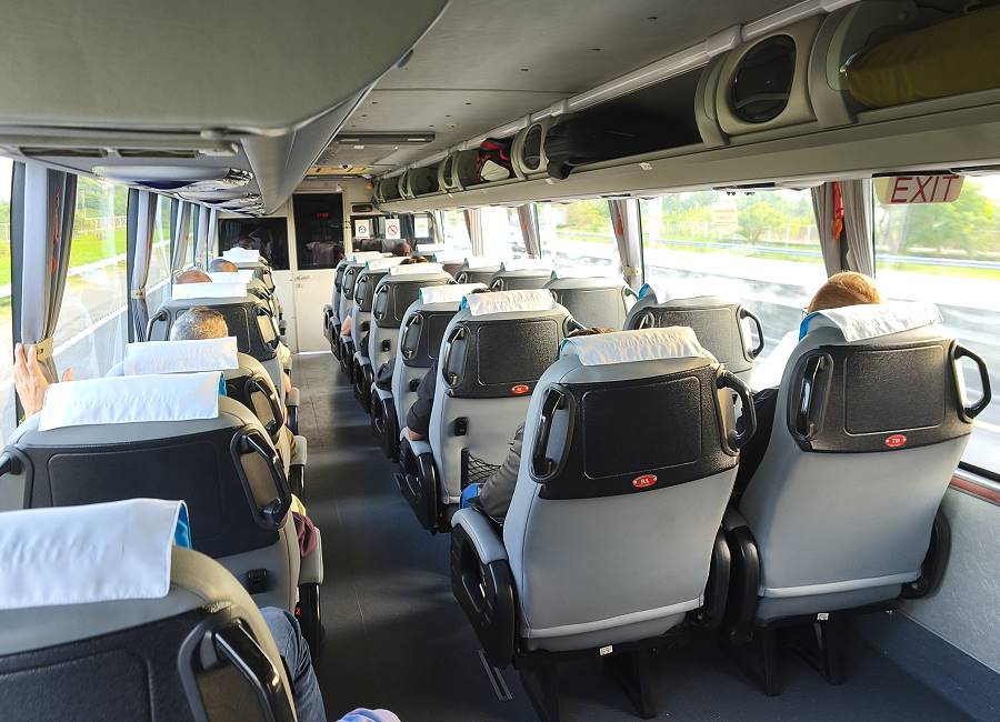 Innenraum des Bell Travel Busses Bangkok Pattaya