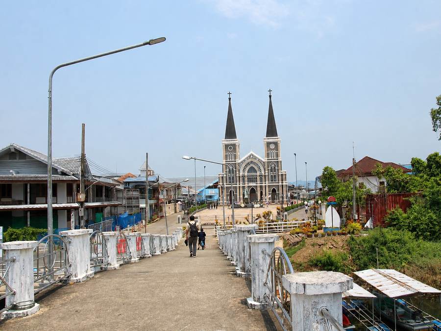 Brücke zwischen der Kathedrale und der Chantaboon Waterfront in Chanthaburi